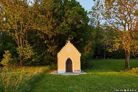 Gemeinde Erharting Landkreis Mühldorf Kapelle zwischen Erharting und Schoßbach (Dirschl Johann) Deutschland MÜ